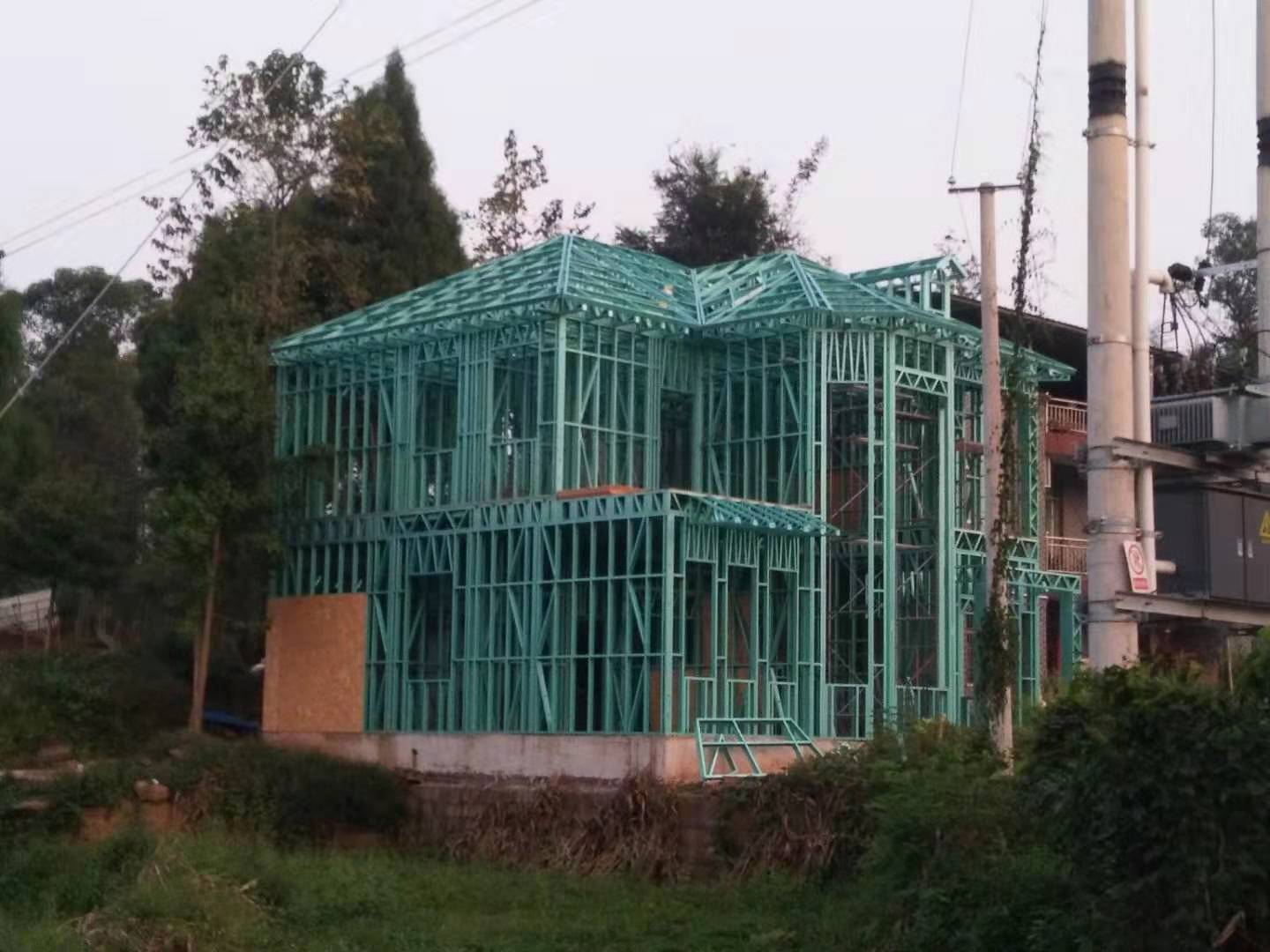 四川集装箱别墅品牌厂家集装箱别墅龙骨架构搭建